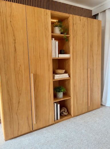 Schrank mit Zwischenelement